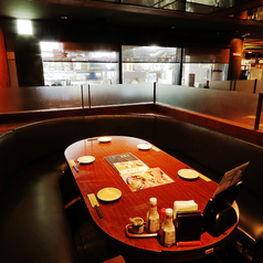 みなさんでテーブルを囲うお席です。ゆったりソファー席なのでお寛ぎいただけます！【飯田橋でお食事処、飲み会を実施するお店をお探しなら北海道へ】