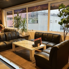 広めのソファー席。ローテーブルを囲んで、皆様で顔を見合わせながらお食事やお酒を楽しめます♪小上がりの特別感のあるお席で、周りを気にせずゆったりとお過ごしください。お店こだわりのカレーや料理を囲みながら、会話も楽しめます！