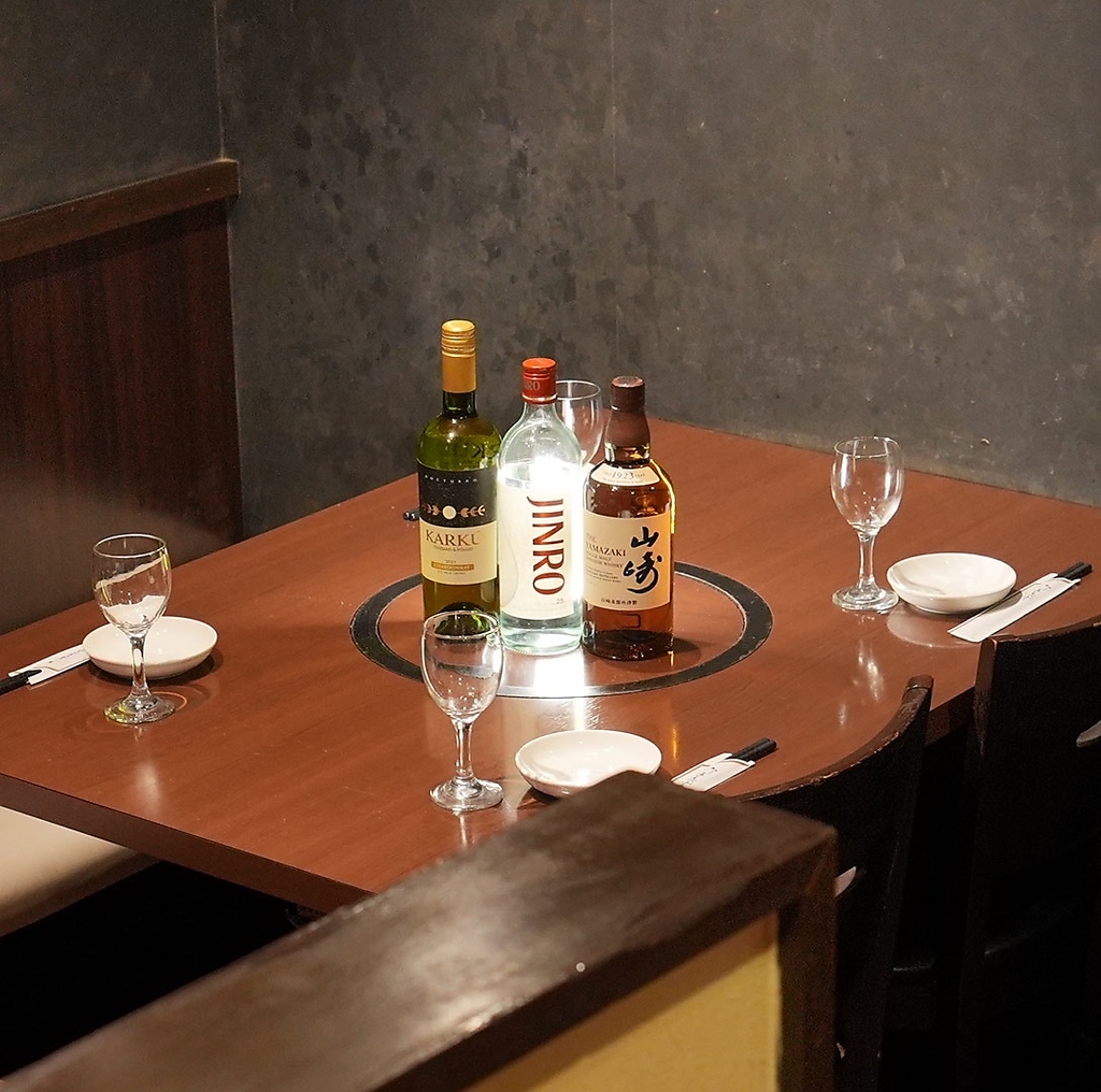 ご友人とのお食事やデートなど、少人数で飲む方に最適なお席をご用意しております◎