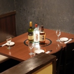 ご友人とのお食事やデートなど、少人数で飲む方に最適なお席をご用意しております◎