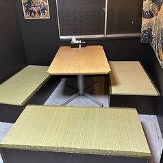 2階にあるテーブル席になります。畳の椅子に座り、みんなで楽しくワイワイ呑めます。