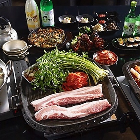 神戸にいながら、梨泰院の本場韓国料理やドリンクがリーズナブルに楽しめるお店。