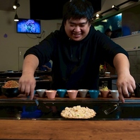 スタッフがもんじゃ、お好み焼き美味しく焼き上げます