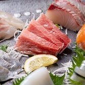 【海からの贈り物、輝く料理】海の恵みをたっぷりと味わい、輝く料理の魅力！新鮮な海鮮がたくさん詰まったメニューの数々。海の恵みが輝き、キラキラと輝く料理はまるで宝石箱のよう。新鮮な海の幸を存分に味わえる贅沢なひととき。たくさんの海の宝石が詰まった料理で、目でも舌でも楽しめるお時間をお楽しみください★