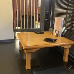 少人数でゆっくり過ごしたい方におすすめの2名様席。靴を脱いで寛げるお座敷席は、お仕事帰りの一杯やご友人とのお食事に最適です。落ち着いた和の空間で会話を楽しみながら、名物もつ鍋や一品料理をご堪能ください。気兼ねなく過ごせる居心地の良いお席です。