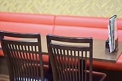 ゆったりとくつろげるソファー席をご用意しています。