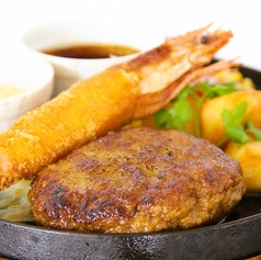 【豪華・洋食の極み】鉄板ハンバーグ、有頭エビフライとオムライス 1,900円（税込 2,090円）