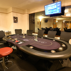ポーカーテーブルが３卓ございます。