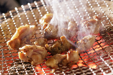 熊本でも数少ない最高級備長炭で焼いた地鶏の炭火焼を味わえる本格炭火焼鳥店