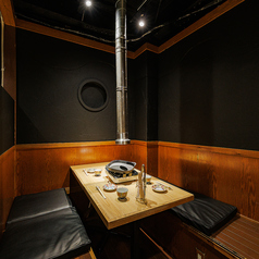 プライベート感のあるテーブル席です。黒い壁と木目のテーブルが落ち着いた雰囲気を演出し、周りを気にせず食事を楽しめるのでデートにもぴったりです◎