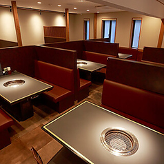 ソファータイプのテーブル席は仕切りがあり、プライベートな空間でゆったりとお過ごしいただけます。