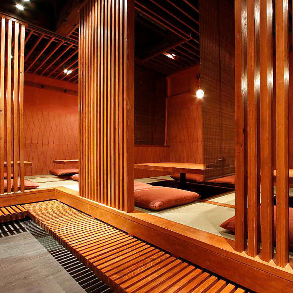 和モダンな店内は落ち着いた雰囲気。デートや接待、各種宴会などに最適な空間をご用意しております♪