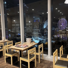 夜景が見える人気のテーブル席！
