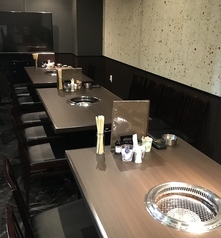 奥の宴会テーブル席は最大18名様まで収容可能です