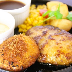 【豪華コンボ】ハンバーグ、カニコロと選べるオムライス 1,900円（税込 2,090円）