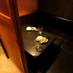 2名様までご利用可能な個室。個室ならではの親密度アップ！二人だけの空間でごゆっくりお食事やお酒をお楽しみながら特別な時間をお過ごしいただけます。デートにはもちろん親しい友人との食事にもピッタリのお席となっております。ソファ席なのでゆったりおくつろぎいただけます。