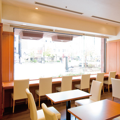 お一人様でも周りを気にする事無くごゆっくりできる窓側カウンター席もございます。