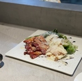料理メニュー写真 ロメインレタスと厚切りベーコンの鉄板シーザーサラダ