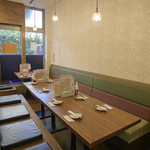 広いお席で祝えてバースデーケーキ無料の嬉しいサービス！広いお席でゆったりお祝い時間を楽しめる♪