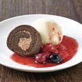 料理メニュー写真&nbsp;チョコロールケーキとバニラアイスストロベリーソース