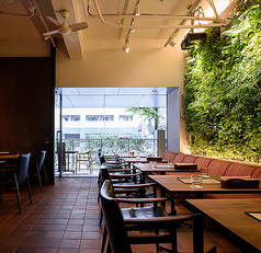 植物で覆われた壁が印象的で心に潤いを与えてくれるカフェスペース。