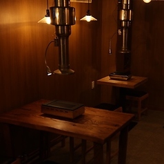 ゆったりくつろげるテーブル席