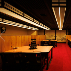 テーブル席（カウンター裏）：2～4名様にオススメなテーブル席。店内中央のお席で、お店の雰囲気を感じることができます。