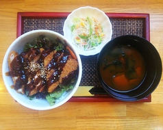 気まぐれ丼（写真は味噌カツ丼）