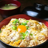 「鶏焼肉専門店」が鮮度抜群の鶏肉を使用して作り上げた「親子丼」も、当店の大人気メニュー♪鶏焼肉はもちろん、鶏肉を使用したメニューにも力を入れております◎特に、ランチタイムにご注文される方が多数の親子丼。甘辛つゆを含んだふんわり卵とジューシーな鶏肉を、熱々ご飯にのせてご提供します♪ぜひランチは当店で◎