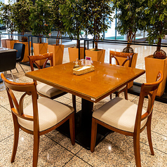 緑と花に包まれた都会のオアシスで、喧騒を忘れ、優雅なひとときをお楽しみください。