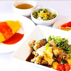 【ボリューム満点】チキン南蛮のサラダ仕立てと選べるオムライス 1,900円（税込 2,090円）