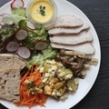 料理メニュー写真 Seasonal salad plate / With soup and bread