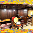 地下1F／オープンフロア／掘りごたつ席／ライブ観覧可／4名×4席／3名様～ご利用いただけます。ライブステージに近い掘りごたつ席。オープンフロアの賑わいと共に、島唄ライブを十分にお楽しみいただけます。