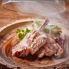 瞬間燻製、骨付きラム肉 リンゴのスモーク