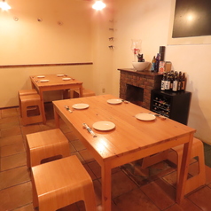 店内奥のテーブル席４人～６人は座れます