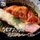 ■クロワッサンと厚切りベーコン｜香ばしく焼き上げたクロワッサンに、旨味たっぷりの厚切りベーコンを豪快に合わせた新感覚の一品。サクサク食感のクロワッサンとジューシーなベーコンの塩味が相性抜群で、口いっぱいに贅沢な味わいが広がります。見た目にもインパクトのある人気メニューです。