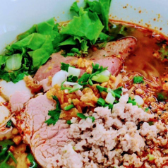 48.豚肉入りトムヤム麺