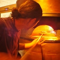 熱量が違います！500℃で焼き上げるピザは食べ応えが違ってきます。釜内の石は本場イタリアの石を使っています。ピザのテイクアウトもOK！