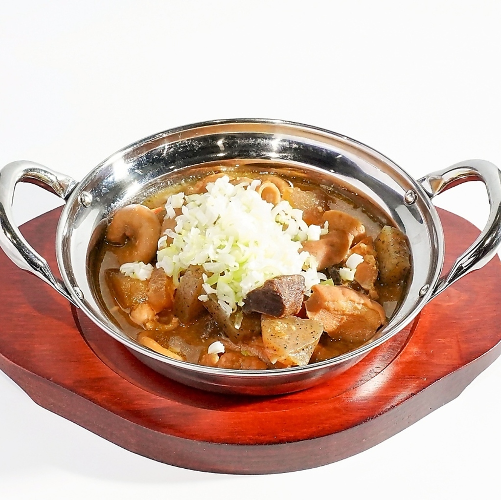 こだわりの味噌とにんにくで作った名物『もつ煮込み』。トロトロの食感がクセになる絶品メニューです