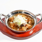 こだわりの味噌とにんにくで作った名物『もつ煮込み』。トロトロの食感がクセになる絶品メニューです