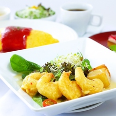 【美食家セット】アヒージョシュリンプのサラダと選べるオムライス 1,900円（税込 2,090円）