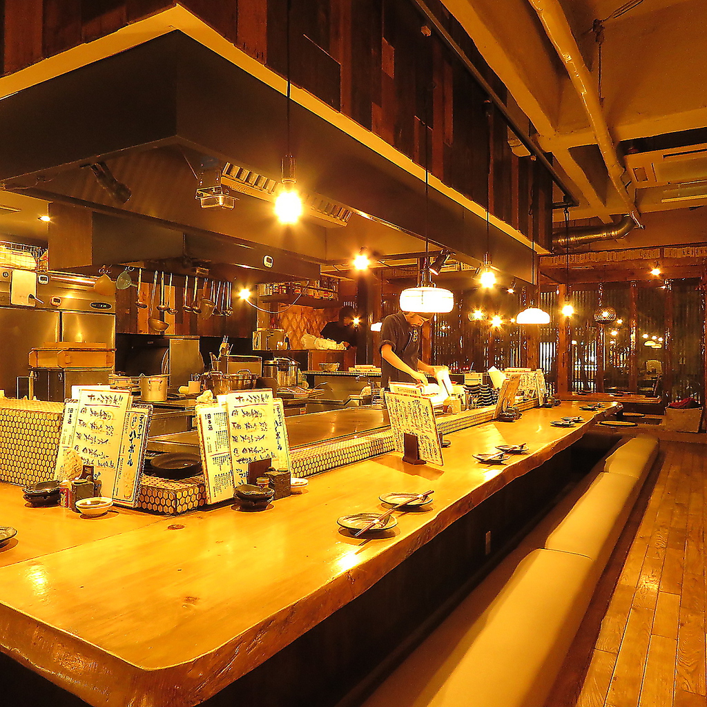 調理場をぐるりと囲む広々としたカウンター席。掘りごたつ式でお一人様やデートでのご利用に最適！