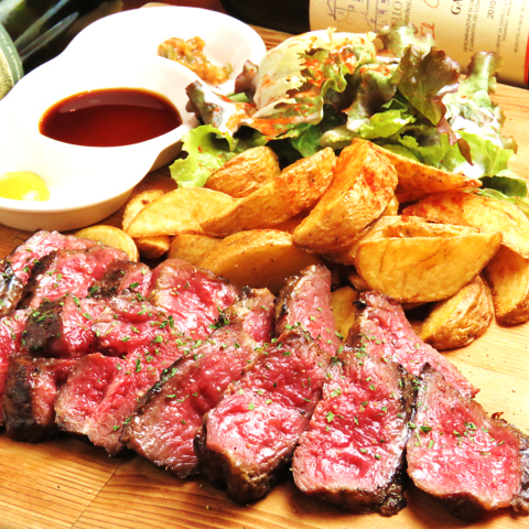 熟成肉が自慢！お洒落なダイニングバーなので雰囲気も抜群★