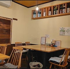 会社飲み会や接待などの大人数でのご利用も可能な、テーブル席のご用意があります。松本へ観光などで訪れたお客さまにもおすすめです。広々としたテーブル席でお食事を楽しみながら、ごゆっくりおくつろぎいただけます。