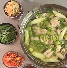 完全無添加の黄金スープ。大山鶏の旨味を12時間煮込んだ本場韓国あっさりタッカンマリ。4000円〜の写真