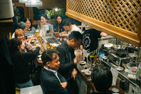 ネオンが輝くお洒落な外観、デートや女子会に！