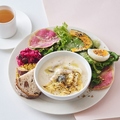 料理メニュー写真&nbsp;パンチェッタときのこのチーズクリームスープ&有機オニオンドレッシングのサラダ