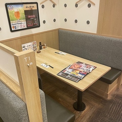 ゆったり寛げるソファー席