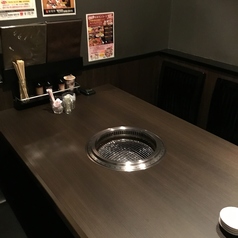 半個室のテーブル席です