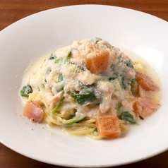 サーモンとホウレン草のクリームパスタ